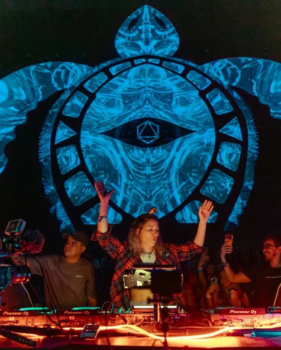 Escenario de Ocaso Festival: la cabina de DJ frente a la proyección y el público
